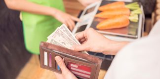 Shqiptarët besnikë ndaj parasë Cash